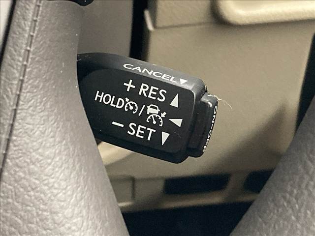 【レーダークルーズコントロール】装備車両です。レーダーやカメラを使って前を走るクルマの状況を検知して速度を調整してくれます。遠距離ドライブの高速道路などでは大活躍で疲労軽減に役立ちます。
