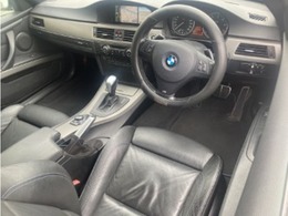 パドルシフト付AT　黒革内装