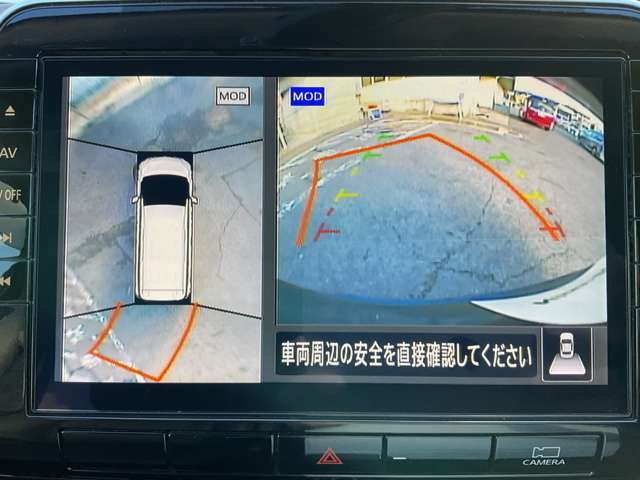 上空から見下ろしているかのような映像をディスプレイに映し出し、スムースな駐車をサポートします。画面は「トップビュー」のほか「サイドブラインドビュー」への切り換えが可能。ますます安心です