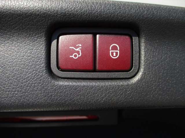 認定中古車の点検は最大100項目にも及ぶ点検・整備項目が設定され、厳しい基準に適合し充実の設備を備えたサービス工場において、メルセデスに精通したスタッフが入念に実施致します。