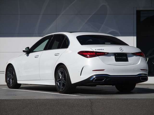 24時間専用のオペレーターが対応、故障や、交通事故等による走行不能時において、緊急の応急処置、お車の牽引、ドライバーの移動手段の手配等のサポートを一定の条件にて無料で提供致します。