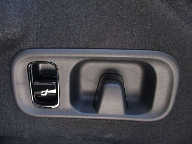 大事なお車のボディをしっかりと保護する、ガラス系ボディコーティングも経験豊富な専属のスタッフが丁寧に仕上げ致します。アルミホイールのコーティングから、室内のコーティングまで、幅広く対応致しております。