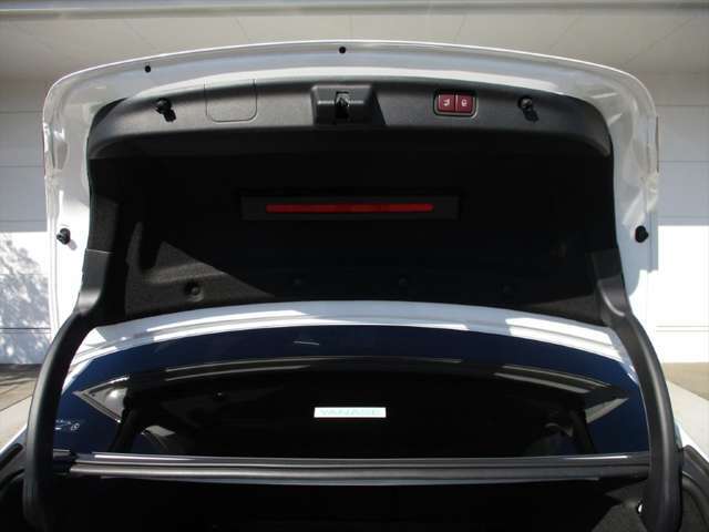 走行距離10,000～15,000kmもしくは1年ごとにメンテナンス・インジケータが点灯して点検時期をお知らせします。初回車検まで無料で点検を受けることが可能です。