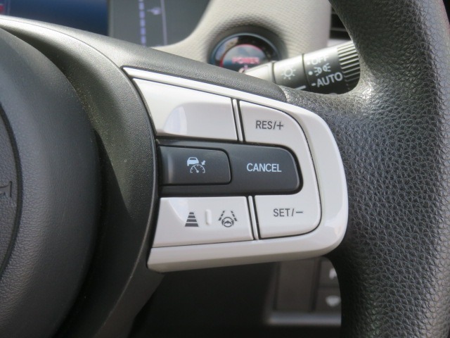 レーンキープアシスト機能☆車線から逸脱する可能性がある場合、お知らせ＆ハンドル操作で逸脱回避を支援します☆