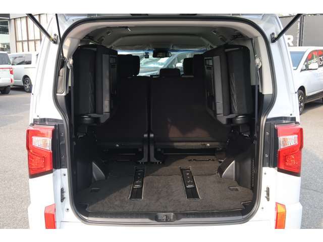 乗車人数や荷物の大きさなどに応じて自由にラゲッジルームを作り出せます！　乗車定員8名