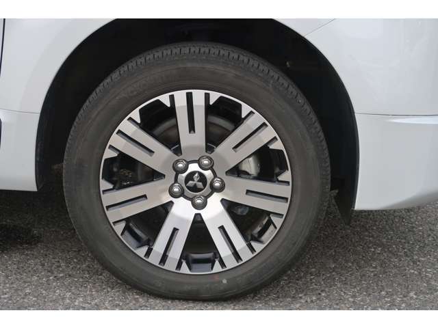 タイヤサイズ 225/55R-18　純正アルミホイール。