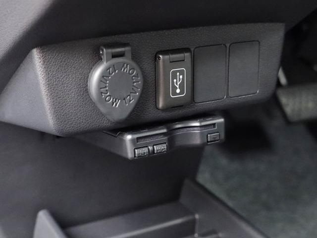 【USB/HDMI入力端子】HDMI規格のデータ入力端子、デジタル機器をつないで高画質、高品質データを車の中で楽しむことができます。USBポートは給電・データ入力に対応しています