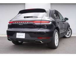 外装色はジェットブラックメタリックです。