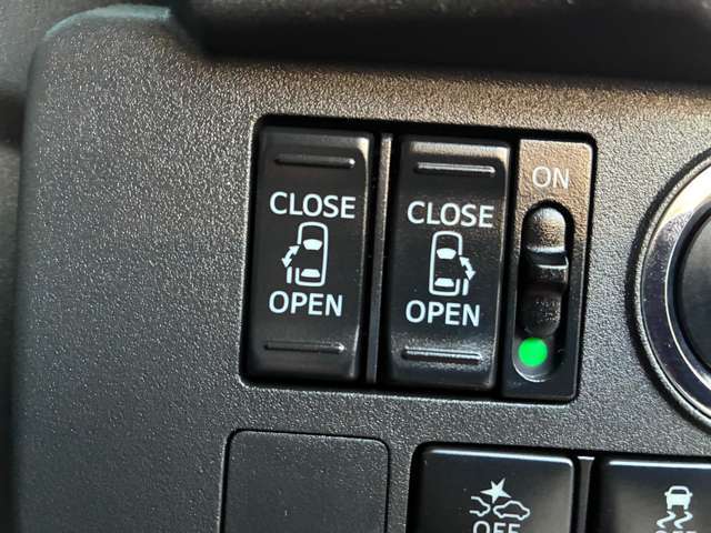両側電動スライドドアです。運転席からも操作ができます