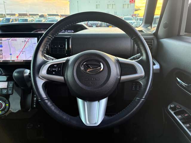 握りやすいステアリングです。