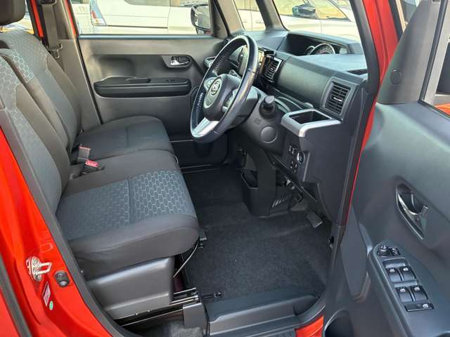 足元スッキリ、運転席・助手席