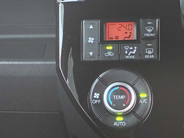 オートエアコンですので温度の調整がボタンを押すだけで便利です。
