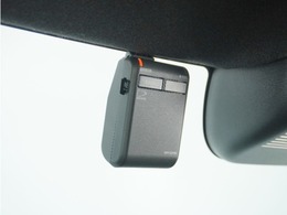 ◆ドライブレコーダー◆映像・音声などを記録する自動車用の装置です。　もしもの事故の際の記録はもちろん、旅行の際の思い出としてドライブの映像を楽しむことができます。
