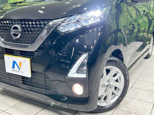 【LEDヘッドライト】悪天候や夜間走行時も良好な視界を確保し安心して運転できる高輝度LEDヘッドライトを装備！点灯速度が早く、消費電力も抑えられています。