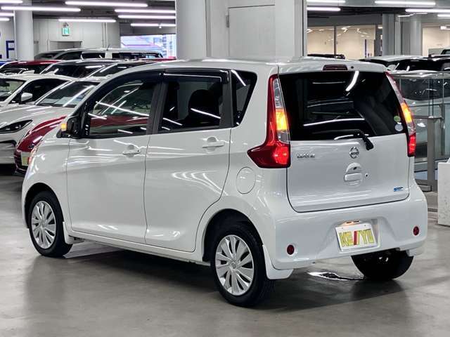 雨が降ってもゆったりと車選びができる全天候型立体展示場！エスカレーター完備！