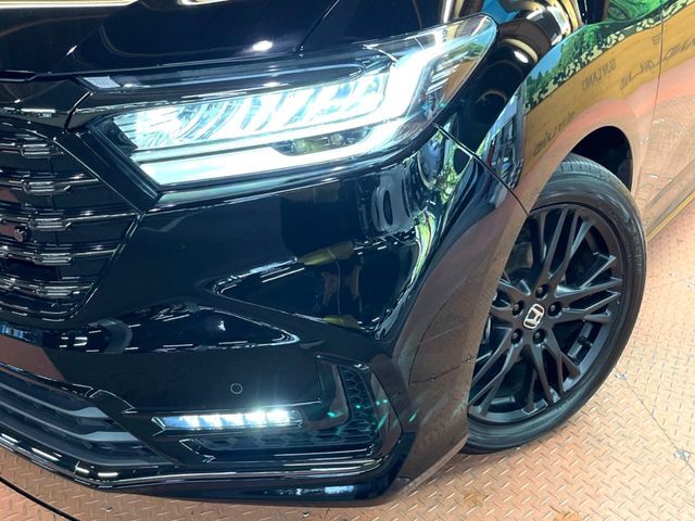 【LEDヘッドライト】悪天候や夜間走行時も良好な視界を確保し安心して運転できる高輝度LEDヘッドライトを装備！点灯速度が早く、消費電力も抑えられています。
