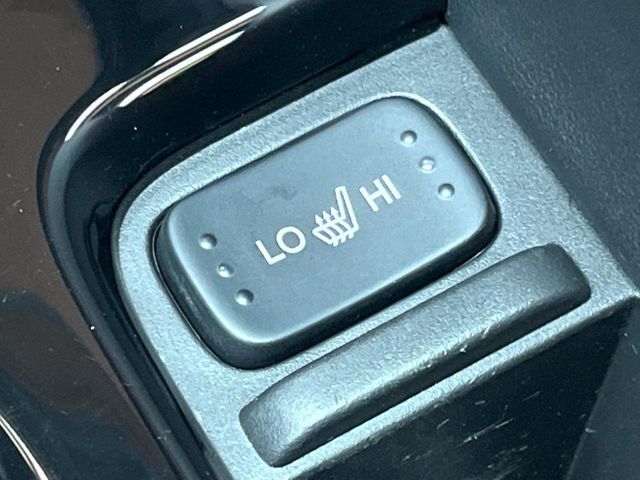 【シートヒーター】寒い日に重宝するシートヒーター！エアコンより早く温まってくれるので寒がりの人も安心ですね♪エアコンの温風は乾燥するから苦手、という方にもをおすすめです。