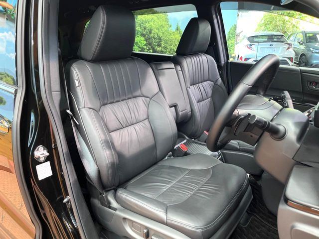 運転席まわりには十分なスペースがあり、大柄な方でもゆったり運転していただける環境です。