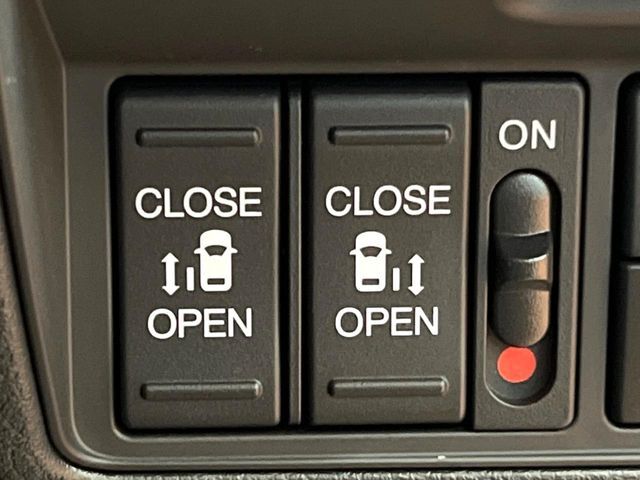 【両側パワースライドドア】スマートキーや運転席のスイッチで後席両側スライドドアの開閉が可能♪電動だから力を入れてドアを開ける必要が無く、小さなお子様でも簡単に開け閉めでき快適です♪