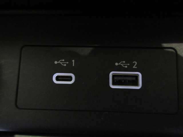 USB充電専用電源ソケットも付いています。モバイル機器などの充電専用
