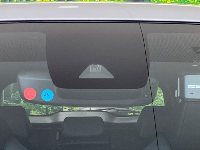 【トヨタセーフティセンス】走行中に前方の車両等を認識し、衝突しそうな時は警報とブレーキで衝突回避と被害軽減をアシスト。より安全にドライブをお楽しみいただけます。