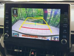 【バックカメラ】駐車時に後方がリアルタイム映像で確認できます。大型商業施設や立体駐車場での駐車時や、夜間のバック時に大活躍！運転スキルに関わらず、今や必須となった装備のひとつです！