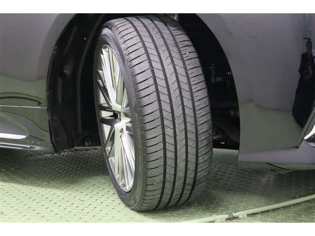 タイヤサイズ　225/45R18。