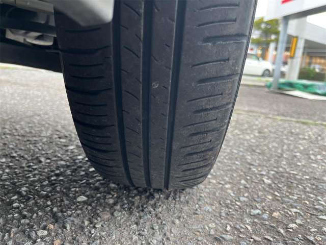 フロントタイヤです！サイズは165/60R15を採用！タイヤサイズもハスラーサイズ！オールテレーンタイヤなどよりクロカンぽく演出可能なハスラーです！タイヤ交換もお任せ下さい！
