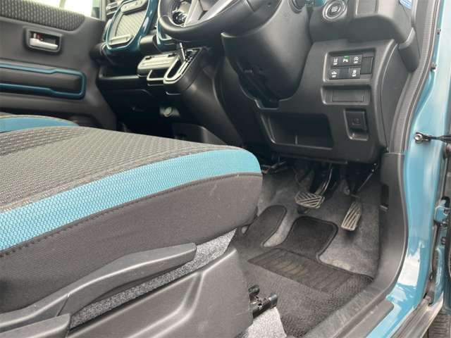 運転席右側にはシートアジャスターを完備！シートの高さ調整が行える便利装置！ステアリングの高さ調整も行えるので併せて使用することで運転者に合わせたポジションへと設定が行えて便利です！