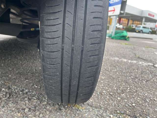 リヤタイヤです！タイヤサイズはフロントタイヤ同様の165/60R15を採用！タイヤの溝は交換時期！ご購入の際にタイヤ交換がご希望のお客様！ぜひ当店をご利用ください！