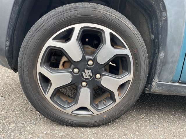 左フロント純正15インチアルミホイール！軽自動車ながら天井に高さもあるので洗車も大変！足元のお手入れもお忘れなく行ってくださいね！