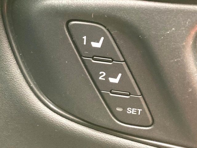 【メモリー機能付きパワーシート】ドライバーごとに設定したシート位置を記憶して、ボタン一つで切り替えできる便利な機能！運転する方が複数名いらっしゃるご家庭におすすめです♪