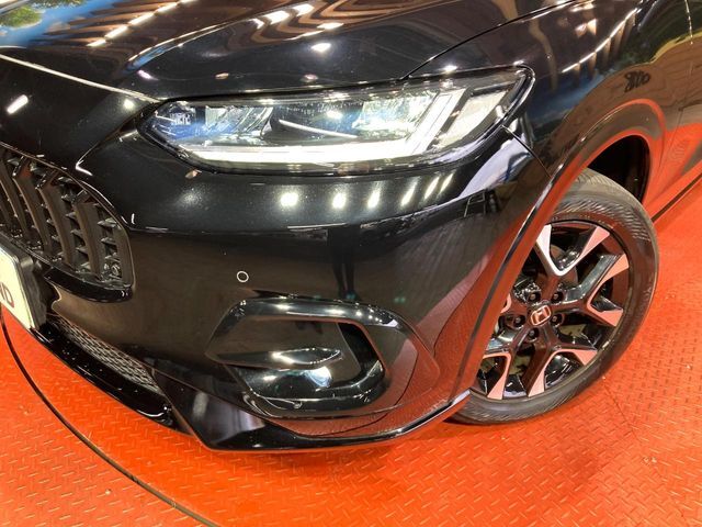 【LEDヘッドライト】悪天候や夜間走行時も良好な視界を確保し安心して運転できる高輝度LEDヘッドライトを装備！点灯速度が早く、消費電力も抑えられています。