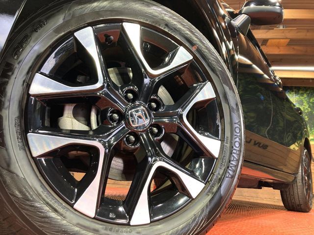 【純正18インチアルミホイール】外観にマッチした純正アルミホイールを装着しております。各種社外アルミホイールや、スタッドレスタイヤも取扱いしております。是非ご相談ください♪