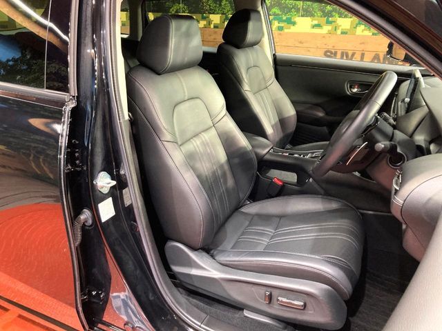 【合皮レザーシート】汚れのふき取りが容易でメンテナンスもが簡単な、機能性に優れる合成皮革を採用した上質なシートです。座り心地もよく、高級感あふれる心地良い車内空間を演出してくれます。