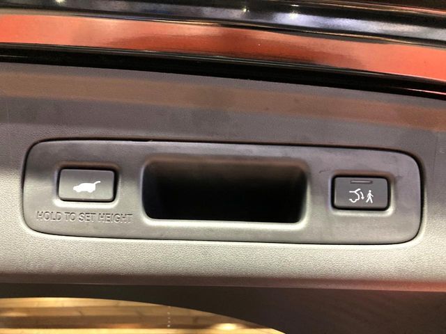 【パワーバックドア】スマートキーや運転席のボタンを押すだけでリアゲートが自動で開閉します！荷物を持っている時や、高い位置にあるバックドアを閉める際に便利な機能です♪