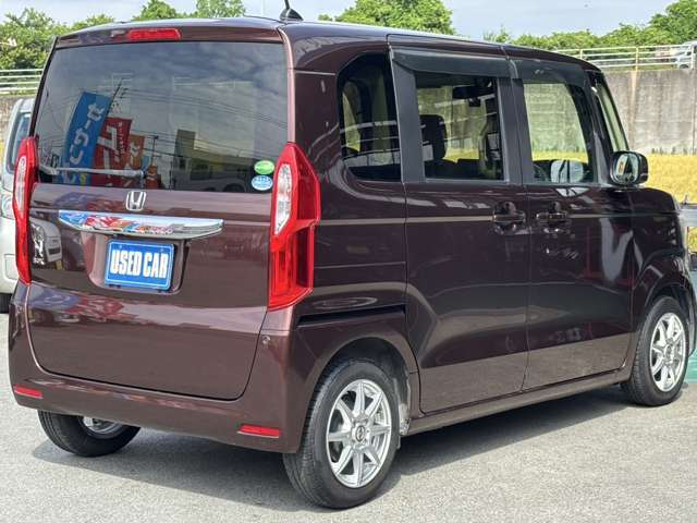 ★右斜め後ろからの一枚です★納車前にはバッチリ仕上げをしてご納車しております！商談時に小キズや線キズなど気になる所があればお気軽にご相談下さい♪内装の写真も是非ご覧ください♪