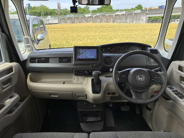 ★インパネ廻り★もちろん大きな傷も御座いません☆安心して運転できるように両席エアバック搭載しております！！軽自動車とは思えない程広く足を伸ばせます！！是非一度試乗はいかがですか？(＃^.^＃)