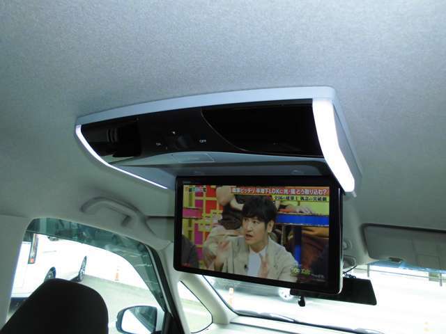 純正オプションのリヤモニターついてます