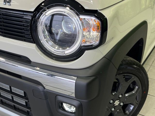 【LEDヘッドライト】悪天候や夜間走行時も良好な視界を確保し安心して運転できる高輝度LEDヘッドライトを装備！点灯速度が早く、消費電力も抑えられています。