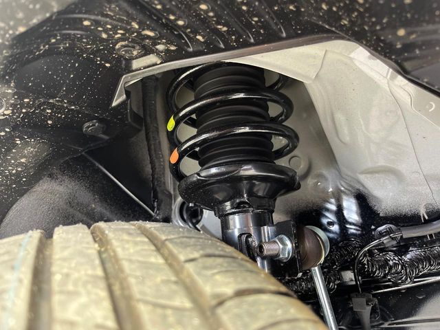 お車を安心してお乗りいただく為には、足回りの定期点検が欠かせません。サービスサポート（有償保証）では無料点検もご提供しており、安心のカーライフをお過ごしいただけるサポート体制が整っています。