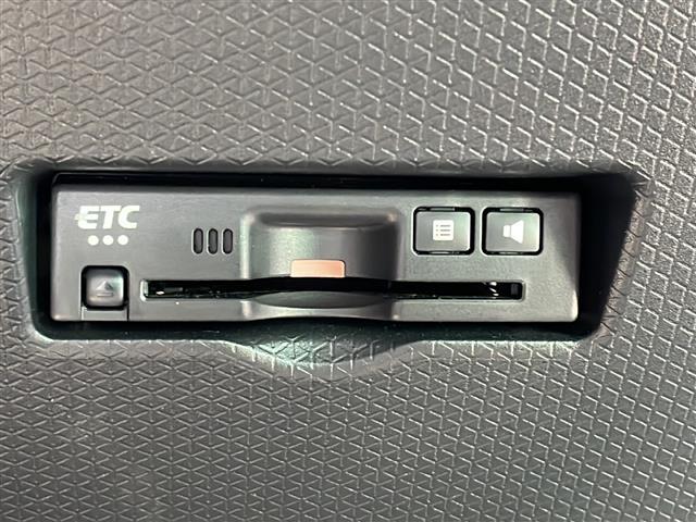 【ETC】有料道路を利用する際に料金所で停止することなく通過できる、ETC車載器（ノンストップ自動料金収受システム機器）が装備されています。セットアップを行うことで利用可能になります。
