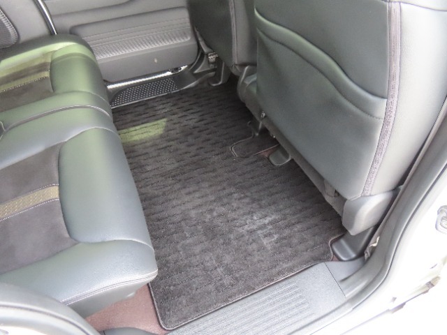 【後部座席のフロアマット】後部座席も純正フロアマット付きです。こちらも大きなスレや傷、汚れなどなくこちらも綺麗な状態です。