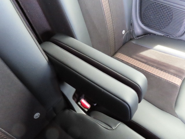 【後部座席のアームレスト】後部座席にはアームレストが付いています。肘を置いてゆったりとドライブを堪能できます。