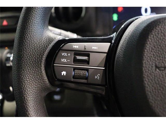 ステアリングリモコン：運転中でもオーディオ操作が手元で行えますよ～♪