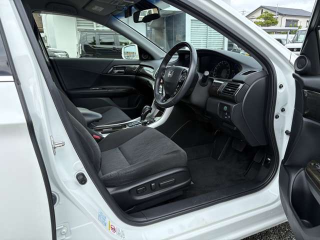 ゆったり、しっかりと座れるシートに運転席は高さ調節可能なパワーシート付き！シート位置の前後と高さ、レバーの上下左右の調節で自分にあったポジションを見つけることができます！