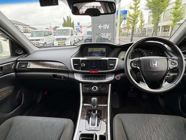 スッキリしたインパネ周りで前も見やすいです。