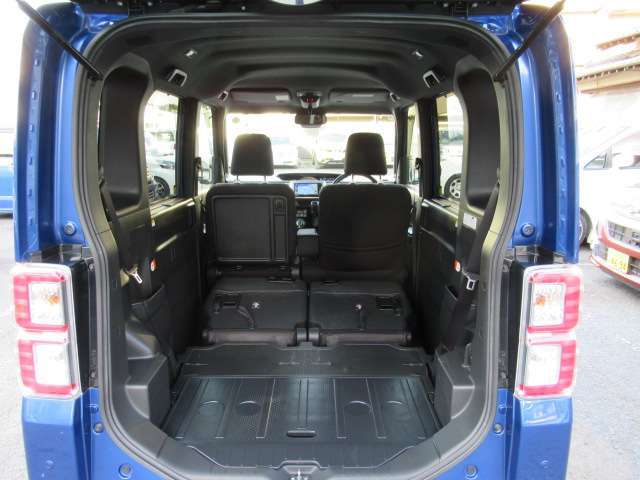 セカンドシートを自由にアレンジすることで荷物を乗せたり友人や家族とドライブや旅行にお出かける事も可能になります♪その時々の状況に応じてシートアレンジができるのも軽自動車の魅力ですね♪