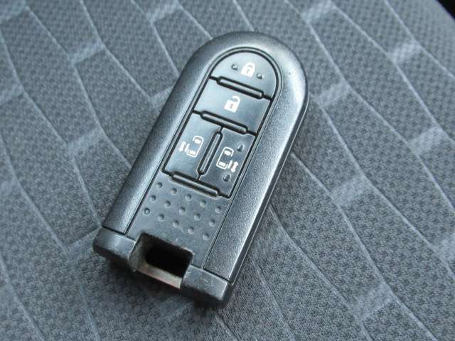 【インテリキー】鍵はポケットやカバンに入れたままでドアにあるボタンを押して開け閉めができます！荷物の出し入れにも大変便利です！エンジンの始動もキーを挿さずに出来る優れもののインテリキーを搭載してます♪