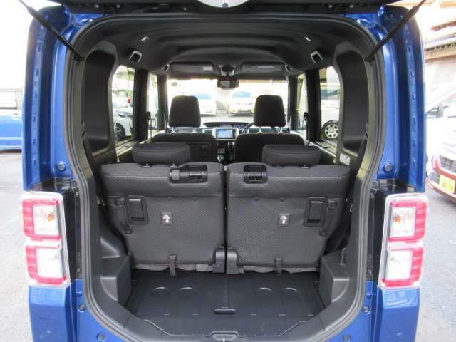 トランクルームも広々していますので、荷物の積み込みが可能です！また、後部座席を倒すことにより、もっと広く荷台が確保出来ますので、遠出のドライブや旅行等にも快適なカーライフをお過ごし頂けます♪